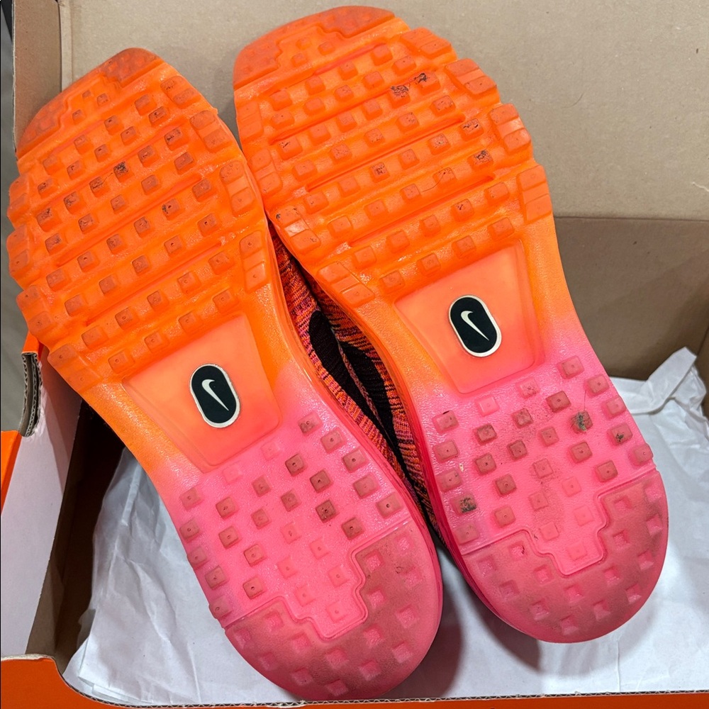 Woman’s Nike Wmns Flyknit Air Max - Picture 10 of 12